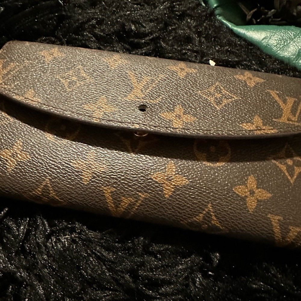 Louis Vuitton wallet- missing front snap